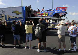 Illustration for article titled NASCAR Invades The Drag Strip With This Jeff Gordon Tribute Scheme
